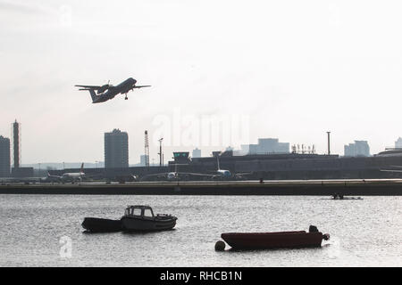 London UK. 2 février 2019. Un jet de passagers décolle à l'aéroport de London City à Docklands comme à la reprise des vols commerciaux après de fortes chutes de neige a forcé des avions pour être mis à la terre et l'annulation de vol Crédit : amer ghazzal/Alamy Live News Banque D'Images