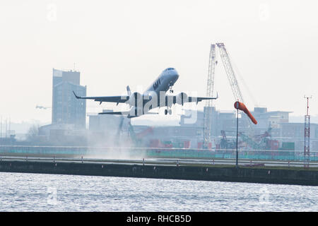 London UK. 2 février 2019. Un jet de passagers décolle à l'aéroport de London City à Docklands comme à la reprise des vols commerciaux après de fortes chutes de neige a forcé des avions pour être mis à la terre et l'annulation de vol Crédit : amer ghazzal/Alamy Live News Banque D'Images