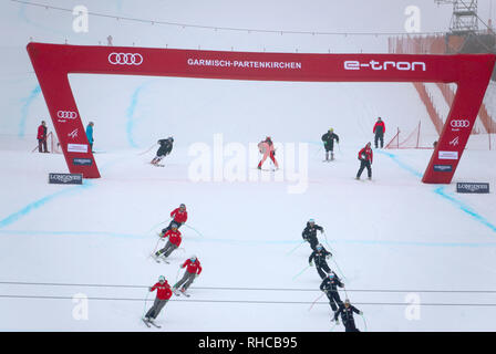 Garmisch Partenkirchen, en Allemagne. 09Th Feb 2019. Aki alpin, Coupe du Monde, Ski, les hommes : coureurs atteindre l'arrivée après l'annulation de la descente. Credit : Stephan Jansen/dpa/Alamy Live News Banque D'Images