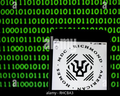 Kiev, Ukraine. Feb, 2019 2. MDC Holdings Company logo vu affichée sur un téléphone intelligent. Crédit : Igor Golovniov SOPA/Images/ZUMA/Alamy Fil Live News Banque D'Images