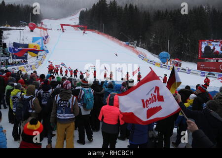 Garmisch Partenkirchen, en Allemagne. 09Th Feb 2019. Ski alpin, Coupe du Monde, Ski, les hommes : les spectateurs et les enfants du pavillon après l'annulation de la descente à l'arrivée. Credit : Stephan Jansen/dpa/Alamy Live News Banque D'Images