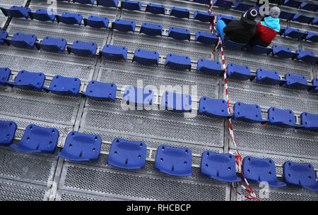 Garmisch Partenkirchen, en Allemagne. 09Th Feb 2019. Ski alpin, Coupe du Monde, Ski, les hommes : Deux spectateurs assis à la tribune après l'annulation de la descente. Credit : Stephan Jansen/dpa/Alamy Live News Banque D'Images