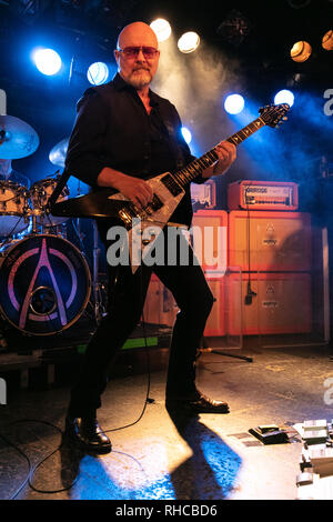 Norvège, Oslo - 1 février 2019. Le groupe de rock britannique Wishbone Ash effectue concert live à John Dee dans Oslo. Ici le chanteur et guitariste Andy Powell est vu sur scène. (Photo crédit : Gonzales Photo - Stian S. Møller). Banque D'Images