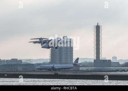 London UK. 2 février 2019. Un jet de passagers décolle à l'aéroport de London City à Docklands comme à la reprise des vols commerciaux après de fortes chutes de neige a forcé des avions pour être mis à la terre et l'annulation de vol Crédit : amer ghazzal/Alamy Live News Banque D'Images