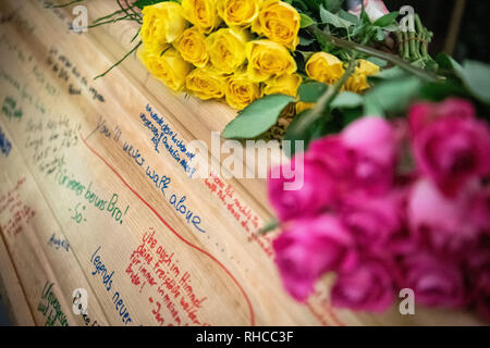 Heroldsberg, Allemagne. 06Th Feb 2019. Paroles de deuil sont écrits sur les cercueils des deux jeunes tués dans un argument sur une voie de chemin de fer urbain. Credit : Lino Mirgeler/dpa/Alamy Live News Banque D'Images