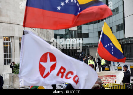 BBC, Portland Place, London, UK. Feb, 2019 2. Manifestants devant la BBC à Londres pour protester contre le "Pas de coup d'État au Venezuela ! Plus de mensonges des médias !" manifestation organisée par le Groupe Communiste Révolutionnaire et pas touche au Venezuela ! Crédit : Matthieu Chattle/Alamy Live News Banque D'Images