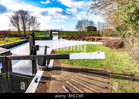 Northampton. Royaume-uni le 2 février 2019. Un disque du jour au lendemain le gel et les températures du matin 0 degs a gelé les eaux au Weston Favell verrou sur la rivière Nene. Credit : Keith J Smith./Alamy Live News Banque D'Images