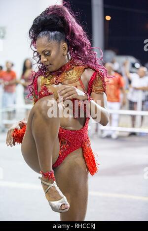 Sao Paulo, Sao Paulo, Brésil. 1er février, 2019. Les membres de l'école de samba X9 prendre part à la répétition pour le prochain carnaval de Sao Paulo en 2019, à l'Anhembi Sambadrome. La parade aura lieu le 1er et 2 mars. Credit : Paulo Lopes/ZUMA/Alamy Fil Live News Banque D'Images