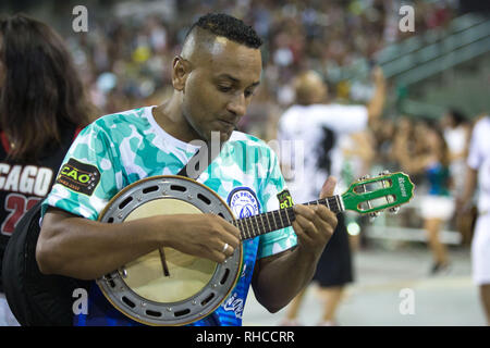 Sao Paulo, Sao Paulo, Brésil. 1er février, 2019. Les membres de l'école de samba X9 prendre part à la répétition pour le prochain carnaval de Sao Paulo en 2019, à l'Anhembi Sambadrome. La parade aura lieu le 1er et 2 mars. Credit : Paulo Lopes/ZUMA/Alamy Fil Live News Banque D'Images