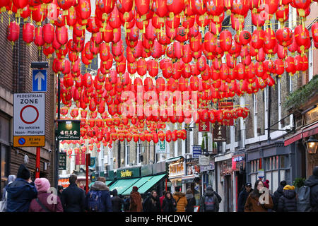 China Town. London, UK, 2 févr. 2019 - nouvelles lanternes chinoises se bloque dans LondonÕs Chine ville car il se prépare pour le Nouvel An chinois - l'année du cochon. Le Nouvel An chinois débute officiellement le 5 février et se termine le 19 février 2019. Credit : Dinendra Haria/Alamy Live News Banque D'Images