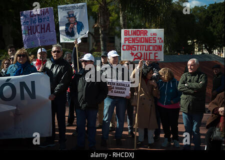 Malaga, Espagne. Feb, 2019 2. Vu les retraités tenant des pancartes pendant la démonstration.Les pensionnés et retraités protester exigeant pour un travail décent et des pensions publiques. Credit : Jésus Merida/SOPA Images/ZUMA/Alamy Fil Live News Banque D'Images