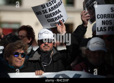 Malaga, Espagne. Feb, 2019 2. Vu les retraités tenant des pancartes pendant la démonstration.Les pensionnés et retraités protester exigeant pour un travail décent et des pensions publiques. Credit : Jésus Merida/SOPA Images/ZUMA/Alamy Fil Live News Banque D'Images