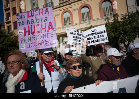 Malaga, Espagne. Feb, 2019 2. Vu les retraités tenant des pancartes pendant la démonstration.Les pensionnés et retraités protester exigeant pour un travail décent et des pensions publiques. Credit : Jésus Merida/SOPA Images/ZUMA/Alamy Fil Live News Banque D'Images