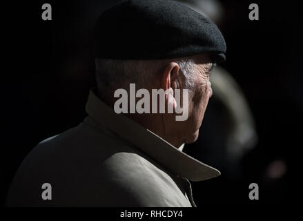 Malaga, Espagne. Feb, 2019 2. Un homme âgé vu pendant la manifestation.Les pensionnés et retraités protester exigeant pour un travail décent et des pensions publiques. Credit : Jésus Merida/SOPA Images/ZUMA/Alamy Fil Live News Banque D'Images