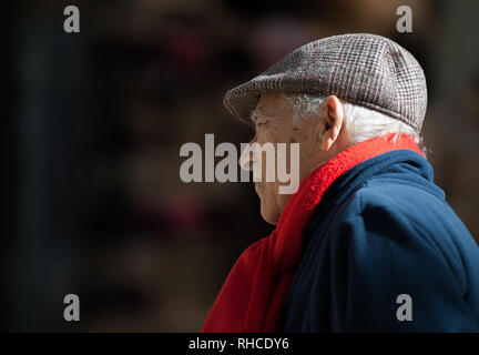 Malaga, Espagne. Feb, 2019 2. Un homme âgé vu pendant la manifestation.Les pensionnés et retraités protester exigeant pour un travail décent et des pensions publiques. Credit : Jésus Merida/SOPA Images/ZUMA/Alamy Fil Live News Banque D'Images