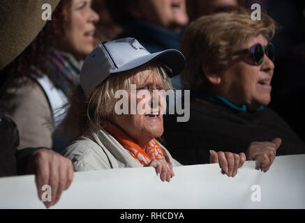 Malaga, Espagne. Feb, 2019 2. Une dame âgée vu prendre part à la manifestation.Les pensionnés et retraités protester exigeant pour un travail décent et des pensions publiques. Credit : Jésus Merida/SOPA Images/ZUMA/Alamy Fil Live News Banque D'Images