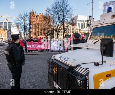 Belfast, en Irlande du Nord, Royaume-Uni, 2 février 2019. Une petite foule a pris part à une protestation contre le racisme organisé NIPSA à Belfast City Hall. J Crédit Orr/Alamy Live News Banque D'Images