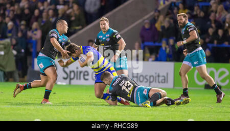 Stade Halliwell Jones, Warrington, Royaume-Uni. Feb, 2019 2. Super League rugby Betfred, Warrington Wolves contre Leeds Rhinos ; Stefan Ratchford est abordé par Kallum Watkins et Stevie Ward : Action Crédit Plus Sport/Alamy Live News Banque D'Images