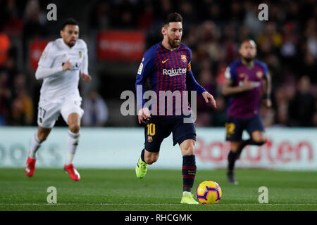 Camp Nou, Barcelona, Espagne. Feb, 2019 2. La Liga football, Barcelone et Valence ; Lionel Messi du FC Barcelone s'exécute avec la balle : Action Crédit Plus Sport/Alamy Live News Banque D'Images