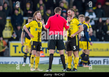 Burton upon Trent, UK . 2 février 2019. Stephen Quinn de Burton Albion et Jake Buxton de Burton Albion n mots avec l'arbitre au cours de l'EFL Sky Bet League 1 match entre Burton Albion et Oxford United au stade de Pirelli, Burton upon Trent, Angleterre le 2 février 2019. Photo par Matthieu Buchan. Usage éditorial uniquement, licence requise pour un usage commercial. Aucune utilisation de pari, de jeux ou d'un seul club/ligue/dvd publications. Credit : UK Sports Photos Ltd/Alamy Live News Banque D'Images