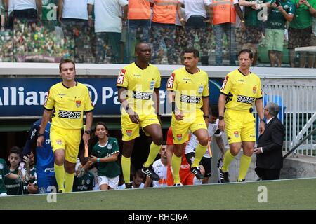 São Paulo, Brésil. 2 février 2019. São Paulo, Brésil. 2 février 2019. PALMEIRAS X CORINTHIENS - Referee Luiz Flavio de Oliveira et assistants Marcelo Carvalho Van Gasse et Miguel Cataneo Ribeiro Da Costa à l'occasion d'un match entre Palmeiras et Corinthiens, valable pour le 5e tour du championnat Paulista 2019, tenue à la Parque Allianz Stadium, zone ouest de São Paulo, SP. (Photo : Ricardo Moreira/Fotoarena) Crédit : Foto Arena LTDA/Alamy Live News Crédit : Foto Arena LTDA/Alamy Live News Banque D'Images