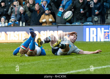 L'Écosse, au Royaume-Uni. Feb 2019 2ème. Full-Back : Ecosse, Stuart Hogg, motifs, la balle à marquer au cours de la deuxième moitié que l'Écosse l'hôte de l'Italie dans leur match d'ouverture de la 2019 6 Nations au stade de Murrayfield, Edinburgh Le 2 février 2019. (Photo par Ian Jacobs) Crédit : Ian Jacobs/Alamy Live News Crédit : Ian Jacobs/Alamy Live News Banque D'Images