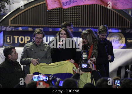 Madrid, Espagne. Feb 2019 2ème. Jose Luis Martines Almeida(L), candidat à la maire de Madrid pour le Parti Populaire (PP) et Isabel Diaz Ayuso(C), candidat à la présidence de la Communauté de Madrid pour le Parti Populaire (PP) qui assiste à la Puerta del Sol à Madrid cet après-midi a accueilli une autre manifestation en faveur de Juan Guaidó pour exprimer la reconnaissance en tant que président par intérim du Venezuela Crédit : Jesús Encarna/Alamy Live News Banque D'Images