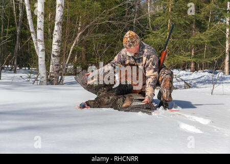 Hunter posant avec son printemps la Turquie dans le nord du Wisconsin. Banque D'Images