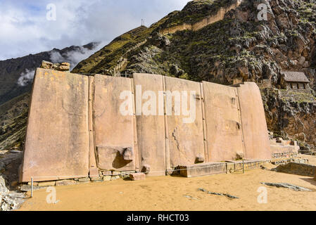 Cusco, Pérou - Oct 22, 2018 : le mur de la six monolithes, au site archéologique d'Ollantaytambo dans la Vallée Sacrée Banque D'Images