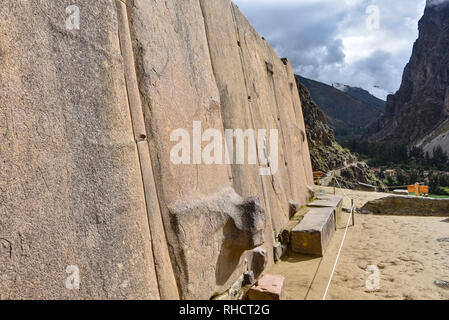 Cusco, Pérou - Oct 22, 2018 : le mur de la six monolithes, au site archéologique d'Ollantaytambo dans la Vallée Sacrée Banque D'Images