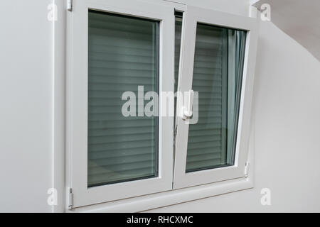 Double inclinaison et tournez à rupture thermique en aluminium avec fenêtre moustiquaire verticale et volet roulant, fenêtre à battants avec mécanisme de groove Européen Banque D'Images