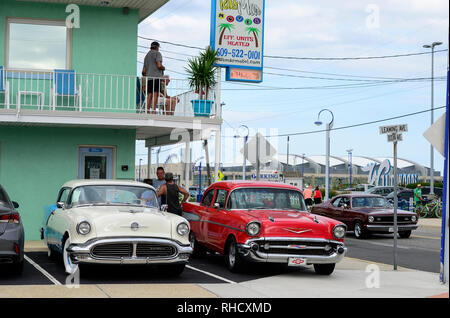 USA, New Jersey, Wildwood, défilé de voitures classiques, GM General Motors Chevrolet Bel Air au parking de Motel à Rusmar Ocean Ave, pourrait être à la Havane Cuba trop Banque D'Images