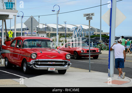 USA, New Jersey, Wildwood, défilé de voitures classiques, GM General Motors Chevrolet Bel Air au parking de Motel à Rusmar Ocean Ave, pourrait être à la Havane Cuba trop Banque D'Images