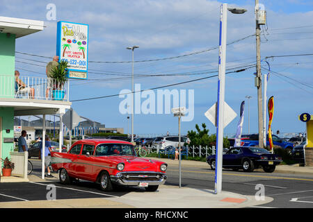 USA, New Jersey, Wildwood, défilé de voitures classiques, GM General Motors Chevrolet Bel Air au parking de Motel à Rusmar Ocean Ave, pourrait être à la Havane Cuba trop Banque D'Images