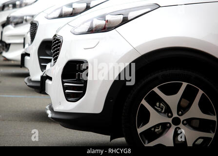 Partie avant de nouveaux véhicules alignés sur le marché en plein air Banque D'Images