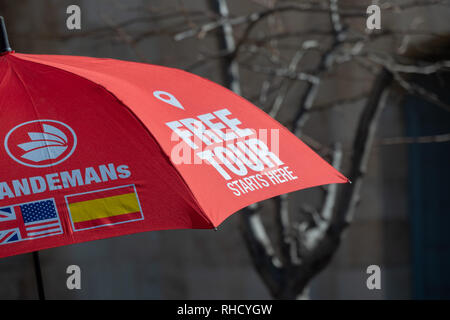 Umbrella Walking Tour Gratuit en face de la porte de Jaffa dans le vieux Jérusalem Banque D'Images