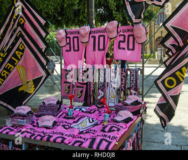 Palerme, Italie - 16 juin 2018 : les vêtements Rose et les drapeaux sur la vente aux partisans de l'équipe de football de Palerme, en Sicile. Banque D'Images