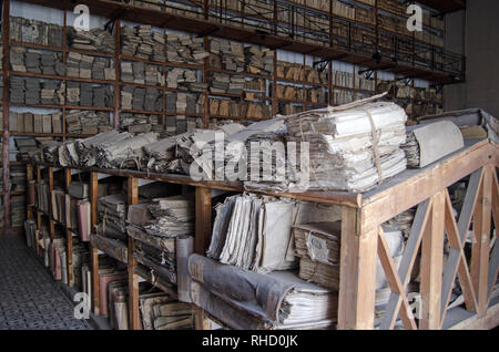 Palerme, Italie - 16 juin 2018 : les cadres de vieux papiers et des dossiers empilés sur des étagères appartenant aux Archives d'état de Palerme, en Sicile. La datation des documents Banque D'Images