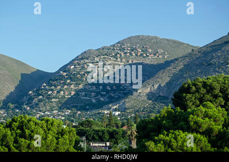 Vue depuis l'habitation abandonnée vers Mondello développements sur Pizzo Sella à Palerme. L'abandonnée et en partie construit des maisons sont le résultat d'une rea Banque D'Images