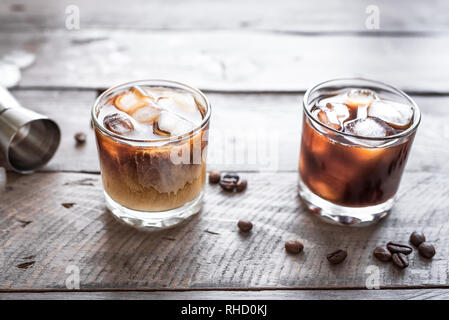 Le noir et blanc Fédération de cocktails avec vodka, liqueur de café et la crème. L'alcool glacé maison noir et blanc Boozy russe Fédération de verre avec du café b Banque D'Images