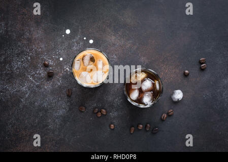 Le noir et blanc Fédération de cocktails avec vodka, liqueur de café et la crème. L'alcool glacé maison noir et blanc Boozy russe Fédération de verre avec du café b Banque D'Images