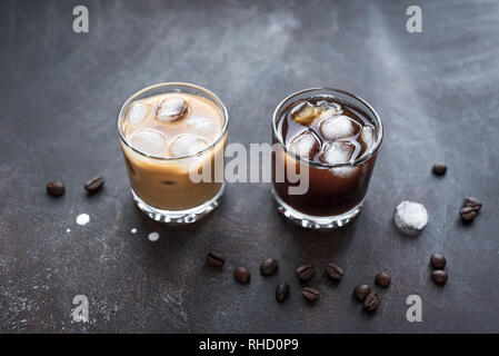 Le noir et blanc Fédération de cocktails avec vodka, liqueur de café et la crème. L'alcool glacé maison noir et blanc Boozy russe Fédération de verre avec du café b Banque D'Images