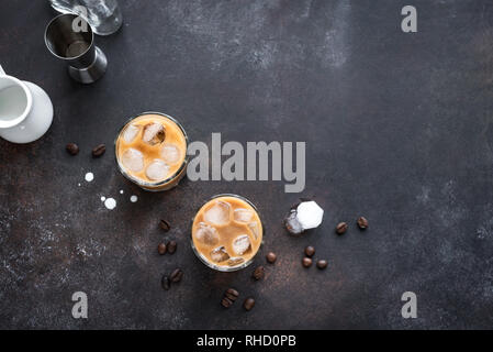 White Russian Cocktails avec vodka, liqueur de café et la crème. L'alcool glacé maison russe blanc Boozy boire avec les grains de café sur fond sombre, cop Banque D'Images