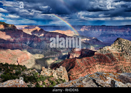 Orage et arc-en-ciel sur Grand Canyon, Cape Royal vue, Arizona, USA Banque D'Images