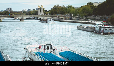 Paris, France - le 7 octobre 2017 : vue détaillée du Fly Bateaux au bord de la seine jetée sur un jour d'automne Banque D'Images