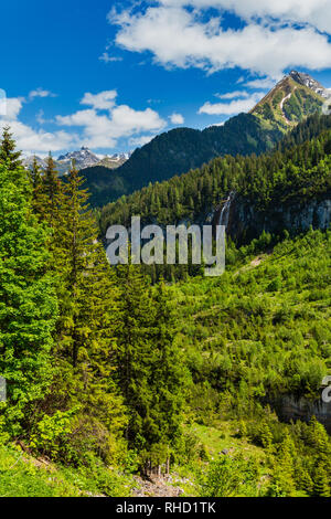 Alpes d'été sur la montagne avec une cascade (Vorarlberg, Autriche). Banque D'Images