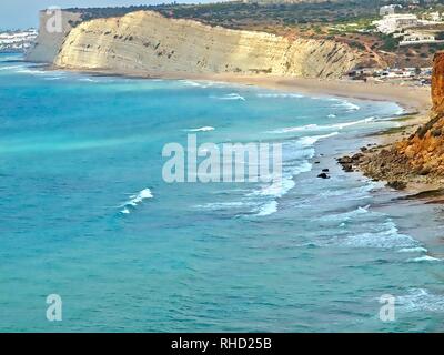 Vue aérienne de Praia da Mos près de Lagos à la côte de l'Algarve du Portugal avec l'océan jaunes Banque D'Images