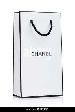 Londres, Royaume-Uni - 15 janvier 2019 : Chanel sac de shopping, papier blanc avec rayures noires et des lettres on white Banque D'Images