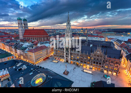 Munich. Paysage urbain de l'antenne de droit du centre-ville de Munich, Allemagne avec la Marienplatz, au coucher du soleil. Banque D'Images