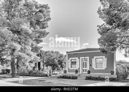 LOXTON, AFRIQUE DU SUD, le 7 août 2018 : une scène de rue monochrome, avec une maison historique, dans la région de Loxton dans la province du Cap du Nord Banque D'Images